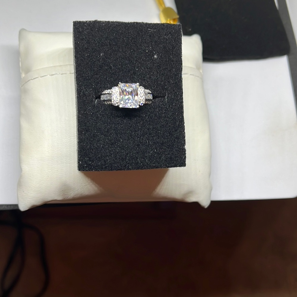Ladies JTV Vanna K  emerald ctr  Bella ring, rounds, baguettes, ss, NWOT,
